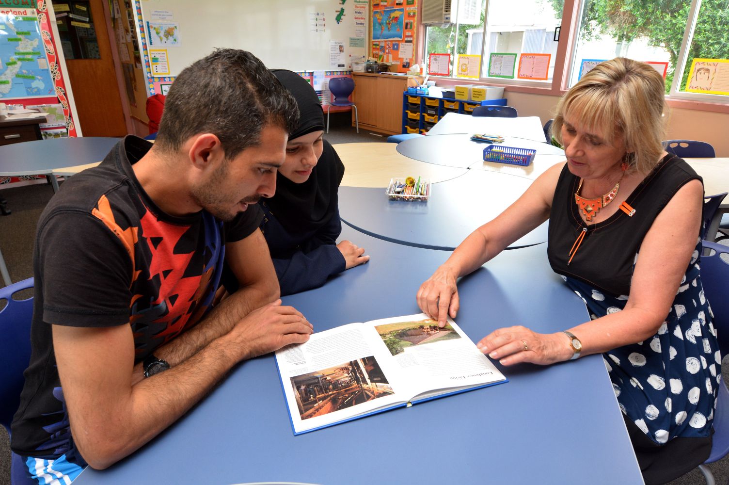 Helping Refugees Image